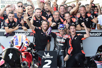 Das Aprilia-Team feiert Platz 2 von Maverick Vinales