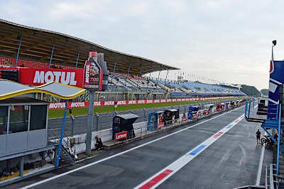 Assen am Sonntag um 8.10 Uhr früh: Bisher ist die Strecke noch nicht trocken