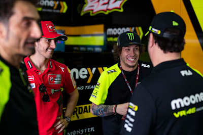 Pecco Bagnaia und Marco Bezzecchi im Gespräch mit Uccio