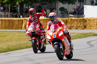Pecco Bagnaia und Casey Stoner am Sonntag in Goodwood