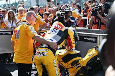 Pecco Bagnaia brauchte im Parc Fermé erst einmal einen Moment