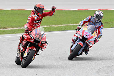 Das neue Markenzeichen: Pecco Bagnaia in Sepang mit Nr. 63, dahinter Bastianini (23)