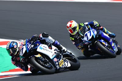 Im Ziel erst einmal der Fall: Lorenzo Baldassarri vor Domi Aegerter