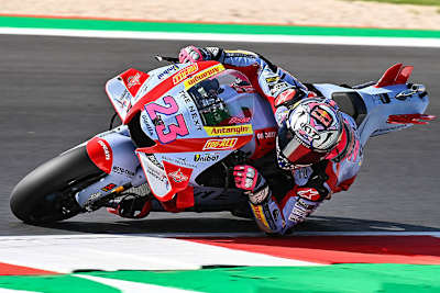 Enea Bastianini wirbt seit vielen Jahren am Helm für Red Bull 