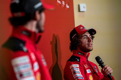 Enea Bastianini (links sein Teamkollege und Weltmeister Pecco Bagnaia)