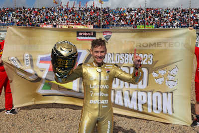 Jonathan Rea (li.) traf sich mit Alvaro Bautista zur Aussprache