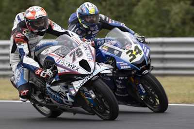 Loris Baz musste getragen werden