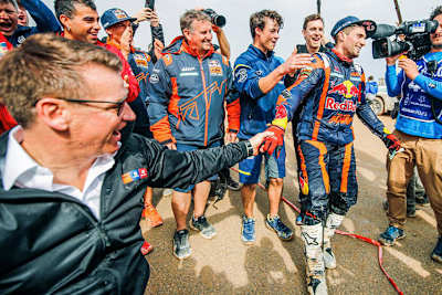 Pit Beirer (links) gratuliert Kevin Benavides