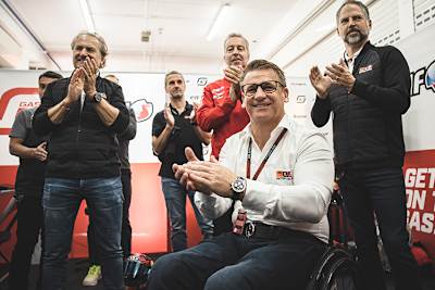 In der GASGAS-Tech3-Box: Hubert Trunkenpolz, Jürgen Weisz (Sport-Marketing), Hervé Poncharal, Pit Beirer und Jens Hainbach