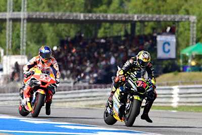 Marco Bezzecchi (72) hielt sich anfangs noch vor Marc Márquez