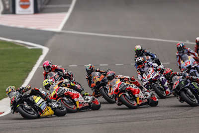 Ein ungewohntes Bild: Marco Bezzecchi, dahinter Joan Mir und Marc Márquez auf den beiden Repsol-Honda