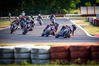 MiniGP Austria Series mit #8 Fynn Kratochwil, #36 Tobias Kitzbichler und #21 Anina Urlaß 