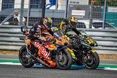 Brad Binder schon sich in der 10. Runde innen an Marini vorbei