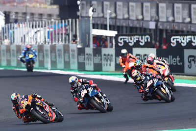 Brad Binder (33) im Rennen vor Dovizioso (04) und Bruder Darryn Binder