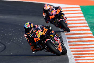 Valencia-GP: Der erste Doppelsieg durch Jack Miller (hinten) und Brad Binder (33) schien sich anzubahnen