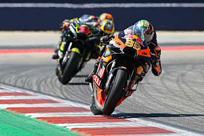 Brad Binder (33) im Sprint vor Bezzecchi und Marini