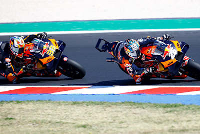 Spannende Fights: Dani Pedrosa (26) vor Brad Binder (33)