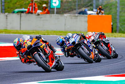 Brad Binder (33) musste im Finish gegen Oliveira (88) und Viñales (12) kämpfen