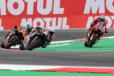 Die Entscheidung in der Schikane: Miller (rechts) darf nicht abkürzen, Aleix Espargaró (41) hält Binder (33) in Schach