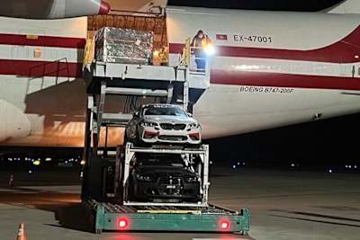 Vier Fracht-Jumbos bringen das Material zum nächsten GP-Austragungsort