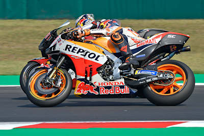 Stefan Bradl (außen) gegen Taka Nakagami: beim neunten Saisonrennen erstmals Punkte gesammelt