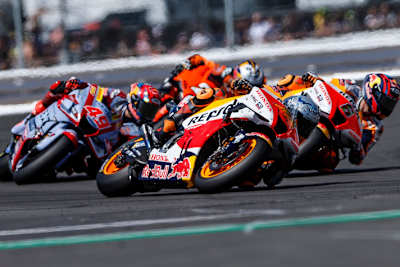 Heftige Fights: Bradl (6) neben Pol Espargaró (44), dahinter Di Giannantonio (49) und Fernández