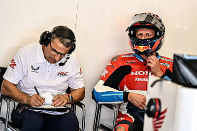 Stefan Bradl beim Misano-GP 2023 mit Testteam-Crew-Chief Ramon Aurín