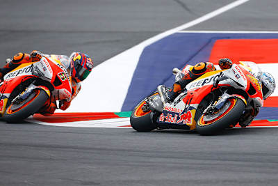 Zweikampf der Repsol-Honda-Fahrer: Pol Espargaró vor Stefan Bradl (6)