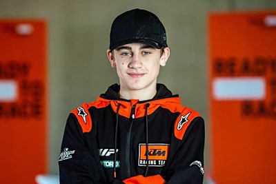 Korbinian Brandl (15) schaut sich bei der IDM um