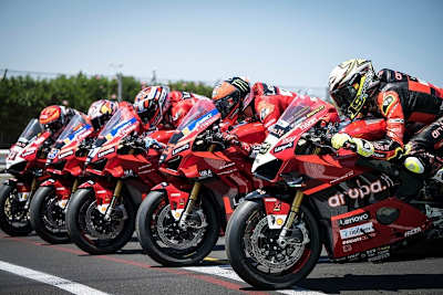 Nach dem Race of Champions versteigert: Ducati Panigale V4S in exklusiven Lackierungen