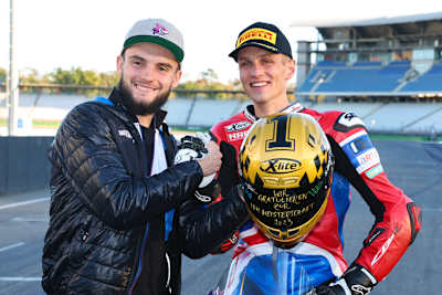 Ilya Mikhalchik (li.) gratuliert der neuen Nummer 1 Florian Alt