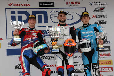 Alt, Mikhalchik und Soomer auf dem Podest nach Lauf 1