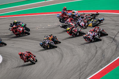 Die erste Kurve nach dem ersten Start forderte etliche Sturzopfer