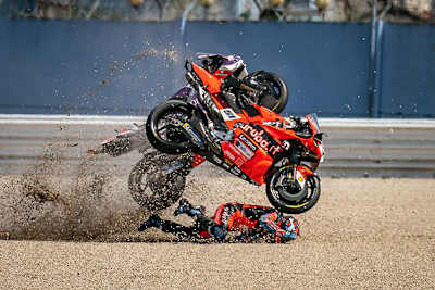 Crash in der 1. Runde: Die Bikes von Zarco und Pirro, auch Pol Espargaró war verwickelt