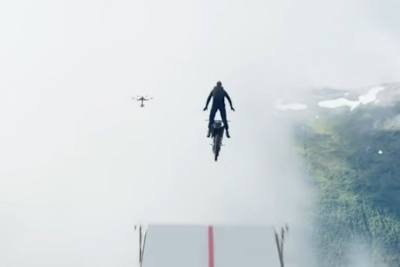 Tom Cruise alias Ethan Hunt überlässt in luftiger Höhe seine Honda CRF sich selbst