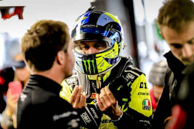 Valentino Rossi (mit Helm) sowie Frédéric Vervisch (li.) und Nico Müller 