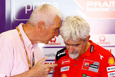 Für ein kurzes Gespräch zwischen alten Bekannten ist immer Zeit: Günther Wiesinger und Gigi Dall'Igna in Misano 2023