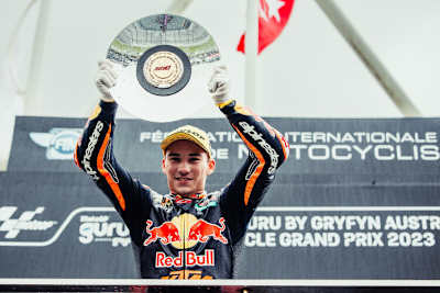 Die Siegerschale stemmte Deniz Öncü mit Handschuhen in die Höhe