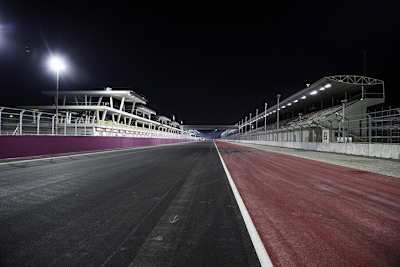 Die Zielgerade hier gegen die Fahrtrichtung fotografiert: Die Boxen sind neu links der Piste, die neue, größere Haupttribüne befindet gegenüber jetzt rechts der Fahrbahn