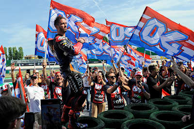 Andrea Dovizioso wurde nicht nur von seinen Fans stürmisch gefeiert