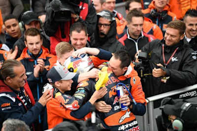 Deniz Öncü bejubelt den ersten GP-Sieg von Bruder Can