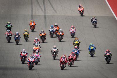 Start in Austin: Viñales ganz links vor Morbidelli