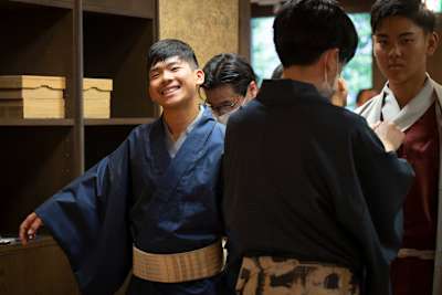 Ayumu Sasaki (links) brachte sich am Mittwoch in Tokio in Stimmung