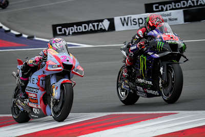 Enea Bastianini auf der Pokémon-Ducati und Weltmeister Fabio Quartararo auf Yamaha