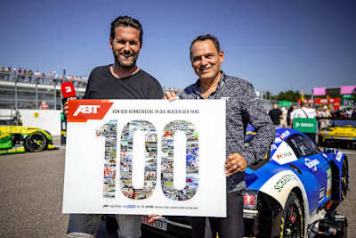 Hans-Jürgen Abt überreichte Matthias Killing am Sonntag in der Startaufstellung ein Geschenk zum Jubiläum 