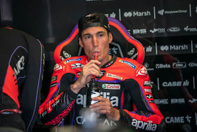 Aleix Espargaró am Montag in der Aprilia-Box