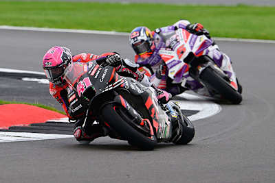 Im Sprint: Aleix Espargaró (41) wehrt sich gegen Johann Zarco (5)