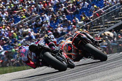 Enea Bastianini hinter Pol Espargaró