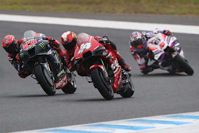 Pol Espargaró (44) auf der GASGAS im Kampf gegen Quartararo (20) und Zarco (5)