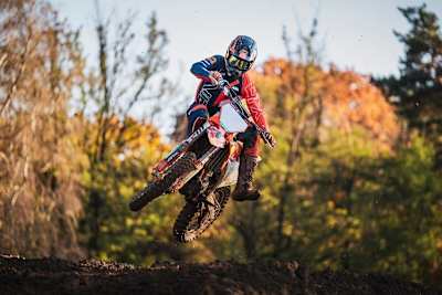 KTM 450 SX-F Factory Edition: Schöner fliegen im Werksfahrer-Design